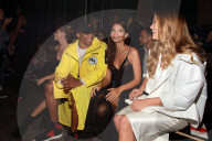 NEWS - Nina Agdal zeigt BH an der DKNY Show in New York