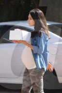 PEOPLE - Schwangere Mila Kunis trägt Kuchen herum