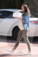 PEOPLE - Schwangere Mila Kunis trägt Kuchen herum