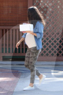 PEOPLE - Schwangere Mila Kunis trägt Kuchen herum