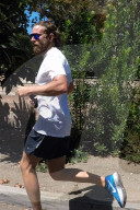 PEOPLE - Joggender Bradley Cooper schnappt sich die Paparazzi-Kamera und macht ein Selfie