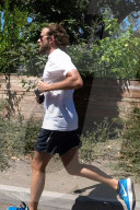 PEOPLE - Joggender Bradley Cooper schnappt sich die Paparazzi-Kamera und macht ein Selfie