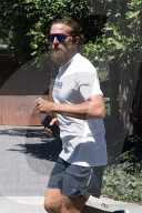 PEOPLE - Joggender Bradley Cooper schnappt sich die Paparazzi-Kamera und macht ein Selfie