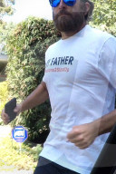 PEOPLE - Joggender Bradley Cooper schnappt sich die Paparazzi-Kamera und macht ein Selfie