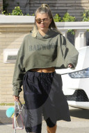 PEOPLE - Urbaner Look: Sofia Richie im bauchfreien Hoodie