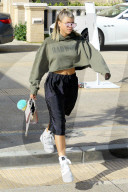 PEOPLE - Urbaner Look: Sofia Richie im bauchfreien Hoodie