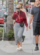 PEOPLE - Amber Rose in Pantoffeln unterwegs