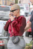 PEOPLE - Amber Rose in Pantoffeln unterwegs