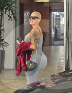 PEOPLE - Amber Rose in Pantoffeln unterwegs