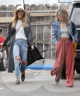 PEOPLE - Auf Shoppingtour: Vanessa Hudgens und Ashley Tisdale