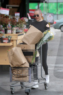 PEOPLE - Rose McGowan tätigt ihren Wocheneinkauf