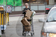 PEOPLE - Rose McGowan tätigt ihren Wocheneinkauf