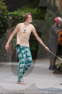PEOPLE - Tut was weh? Mingus Reedus lupft sein T-Shirt
