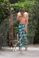PEOPLE - Tut was weh? Mingus Reedus lupft sein T-Shirt