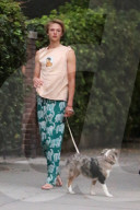 PEOPLE - Tut was weh? Mingus Reedus lupft sein T-Shirt