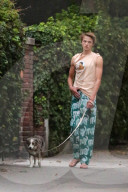 PEOPLE - Tut was weh? Mingus Reedus lupft sein T-Shirt