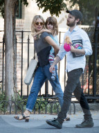 PEOPLE - Sienna Miller geht mit Ex Tom Sturridge und Tochter Marlow in den Park