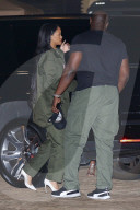 PEOPLE - Rihanna geht im Military-Look ins Nobu