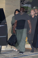 PEOPLE - Rihanna geht im Military-Look ins Nobu