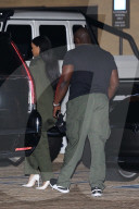 PEOPLE - Rihanna geht im Military-Look ins Nobu