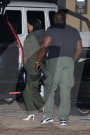 PEOPLE - Rihanna geht im Military-Look ins Nobu