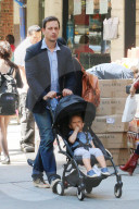 PEOPLE - Josh Charles mit seinem kleinen Sohn unterwegs in New York