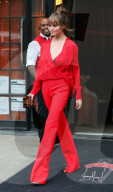 PEOPLE - Chrissy Teigen ganz in Rot gekleidet