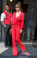 PEOPLE - Chrissy Teigen ganz in Rot gekleidet