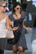 PEOPLE - Hilaria Baldwin kurz nach der Geburt schon wieder unterwegs in Manhattan