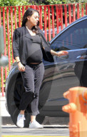 PEOPLE - Schwangere Mila Kunis mit Tochter Wyatt unterwegs