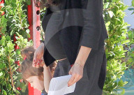 PEOPLE - Schwangere Mila Kunis mit Tochter Wyatt unterwegs