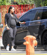 PEOPLE - Schwangere Mila Kunis mit Tochter Wyatt unterwegs