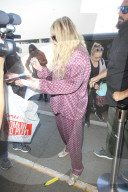 PEOPLE - Kesha kommt im Pjama in LA an