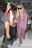 PEOPLE - Kesha kommt im Pjama in LA an
