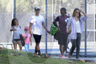 PEOPLE - Jessica Alba begleitet ihre Kinder zum Tennis