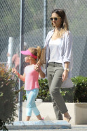 PEOPLE - Jessica Alba begleitet ihre Kinder zum Tennis