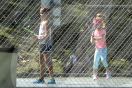 PEOPLE - Jessica Alba begleitet ihre Kinder zum Tennis