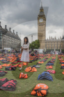 FEATURE - 2500 getragene Rettungswesten vor dem House of Parliament in London