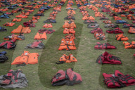 FEATURE - 2500 getragene Rettungswesten vor dem House of Parliament in London