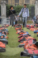 FEATURE - 2500 getragene Rettungswesten vor dem House of Parliament in London