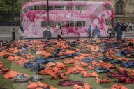 FEATURE - 2500 getragene Rettungswesten vor dem House of Parliament in London