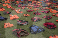 FEATURE - 2500 getragene Rettungswesten vor dem House of Parliament in London