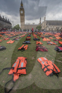 FEATURE - 2500 getragene Rettungswesten vor dem House of Parliament in London