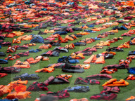 FEATURE - 2500 getragene Rettungswesten vor dem House of Parliament in London