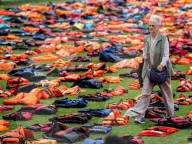 FEATURE - 2500 getragene Rettungswesten vor dem House of Parliament in London