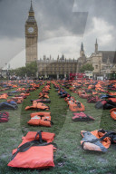 FEATURE - 2500 getragene Rettungswesten vor dem House of Parliament in London