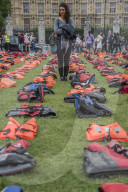 FEATURE - 2500 getragene Rettungswesten vor dem House of Parliament in London