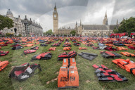 FEATURE - 2500 getragene Rettungswesten vor dem House of Parliament in London