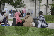 NEWS - Flüchtlinge in Mailand hocken auf der Strasse