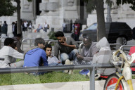 NEWS - Flüchtlinge in Mailand hocken auf der Strasse